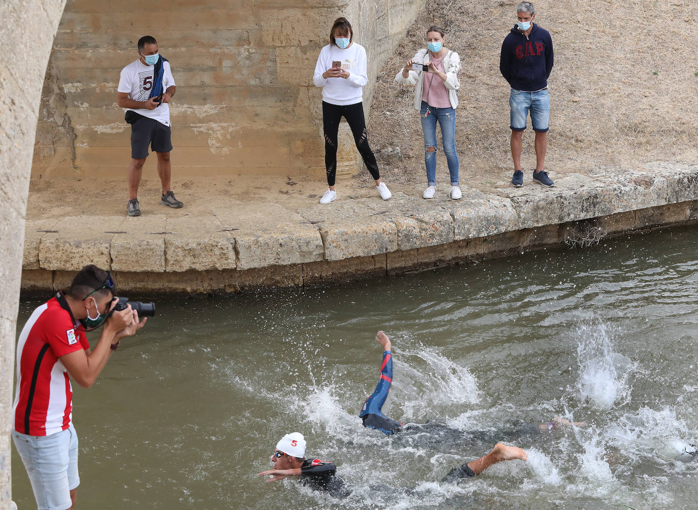 Fotos: Jaime Izquierdo y Laura Fernández se imponen en el Triatlón de Piña de Campos