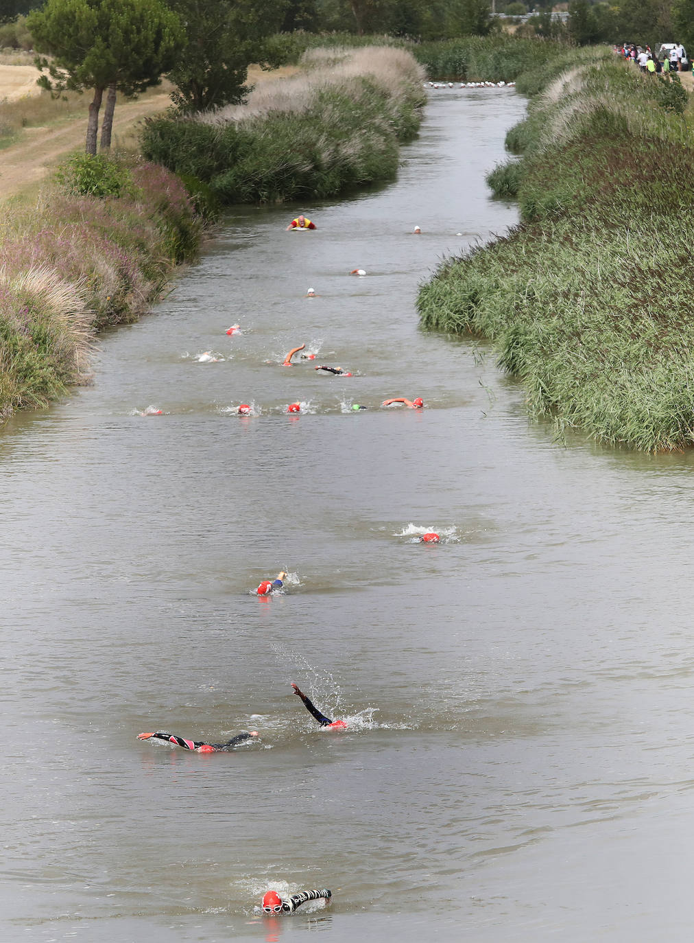 Fotos: Jaime Izquierdo y Laura Fernández se imponen en el Triatlón de Piña de Campos