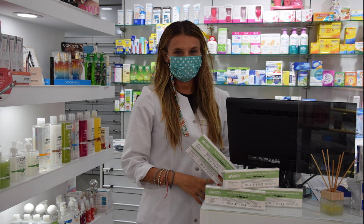 María González Carballo, en su farmacia del Paseo de la Estación 