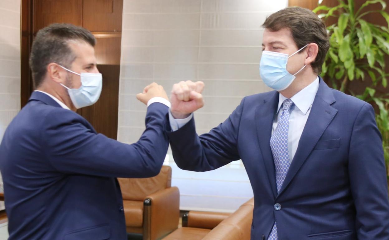 Tudanca y Mañueco se saludan antes de la reunión que mantuvieron esta semana previa a la Conferencia de Presidentes de Salamanca.