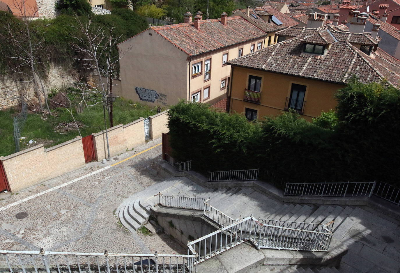 Bajada a la calle Gascos de Segovia.