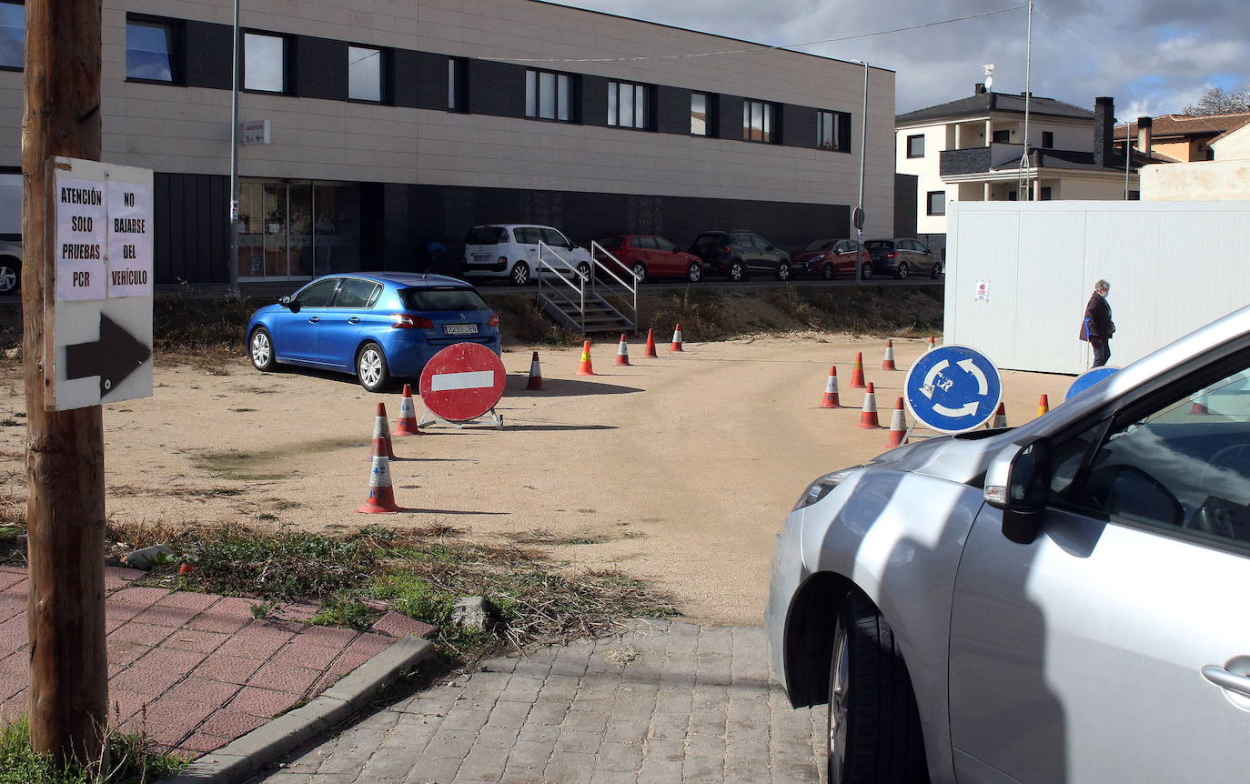 Acceso al centro de salud de Carbonero el Mayor el pasado invierno para la toma de muestras para pruebas PCR.