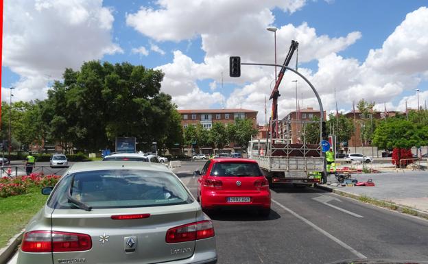 Carril cortado en la salida de Daniel del Olmo al Paseo de Zorrilla. 