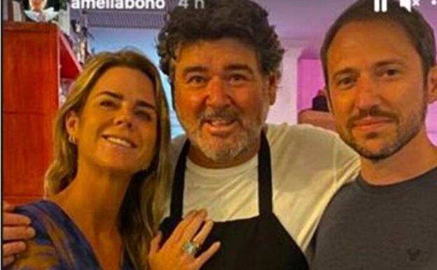 La expareja junto al cocinero Alonso Garrido del restaurante El Pescador. 