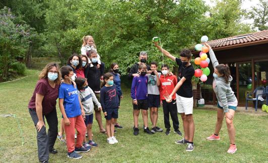 Un joven escancia sidra ante la atenta mirada del grupo de amigos, esta semana pasada en Gama.