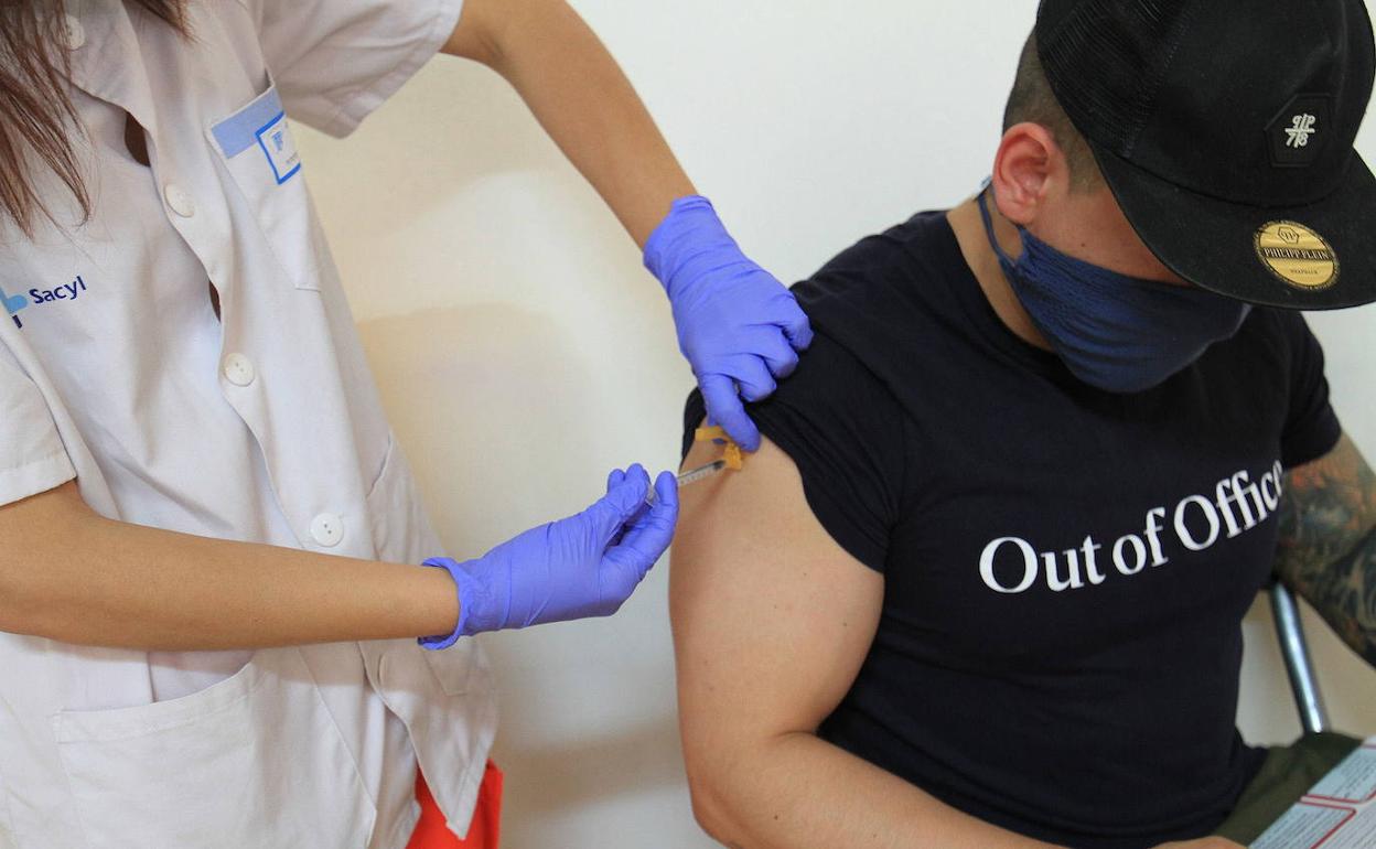 Una enfermera pone una inyección del antiviral contra la covid a un hombre en Segovia. 