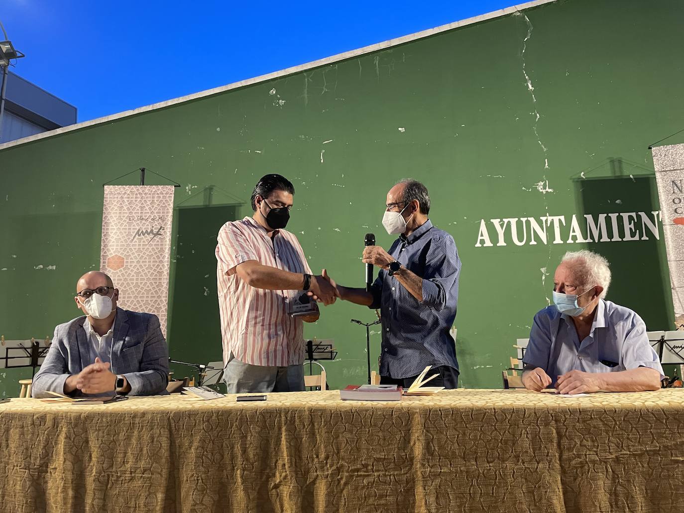 Entrega del premio por parte del alcalde de Nava de la Asunción.