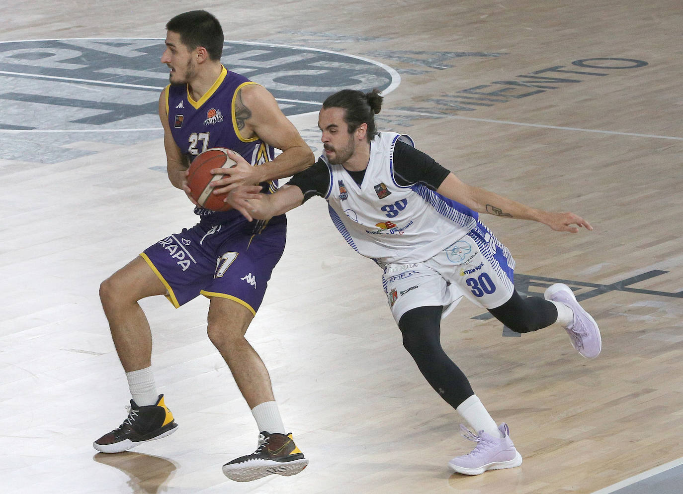 Cugini defiende un balón ante Chuso González la pasada temporada en el Pabellón. 