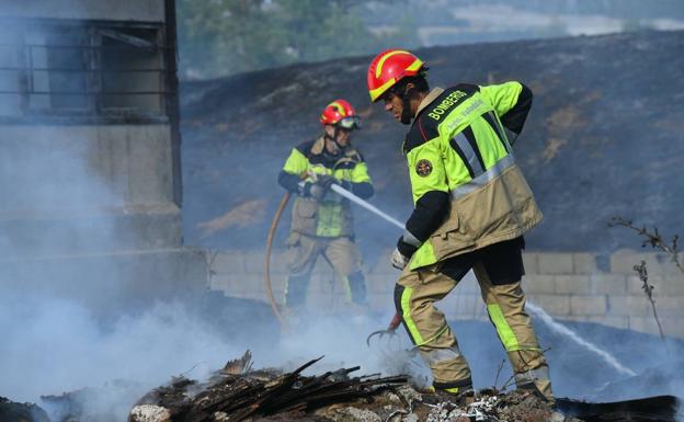 Imagen del incendio que mantiene cortada la carretera de Renedo.