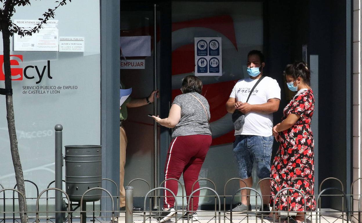 El desempleo baja en Castilla y León en julio un 2%