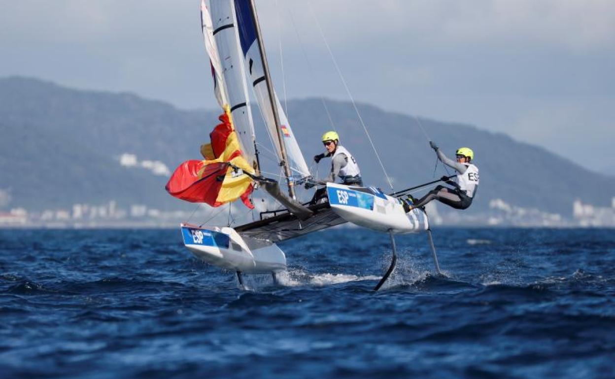 Tara Pacheco y Florian Trittel, durante la 'medal race' de Nacra 17. 