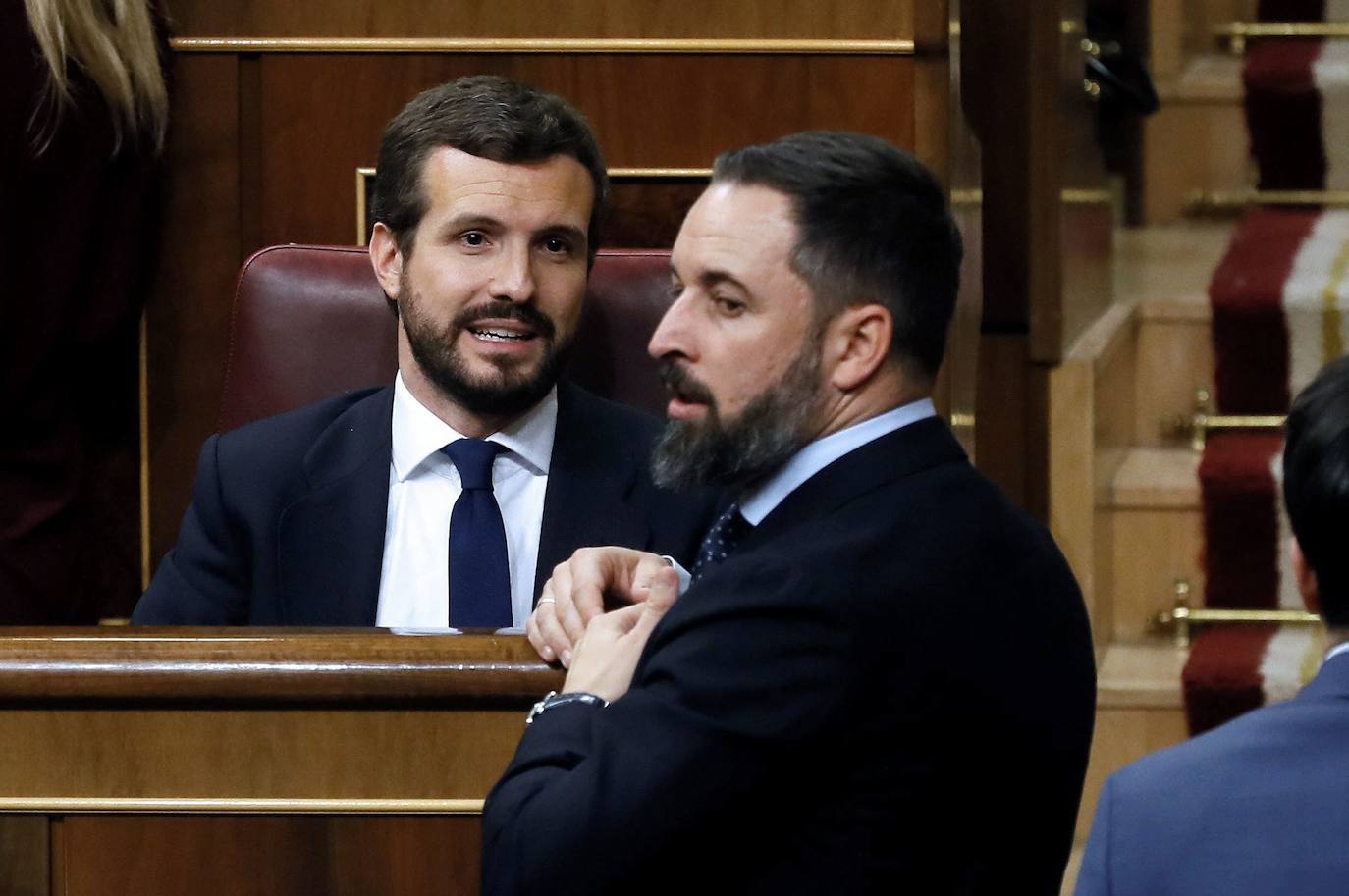 Pablo Casado y Santiago Abascal conversan durante la sesión constitutiva de la Cámara Baja en diciembre de 2019.