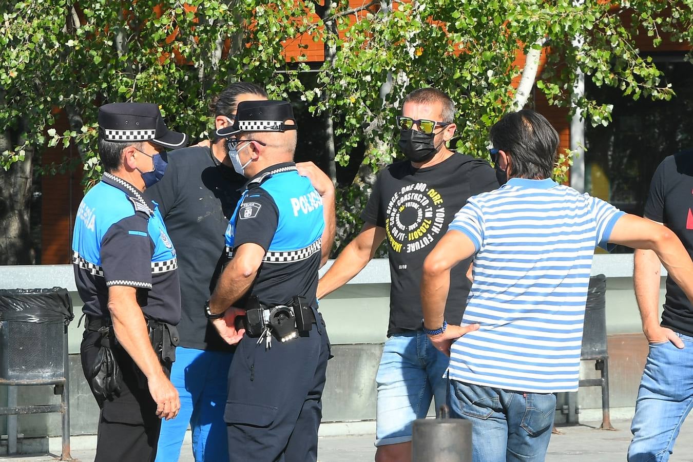 Fotos:Concentración de apoyo al policía herido, a las puertas del hospital Río Hortega