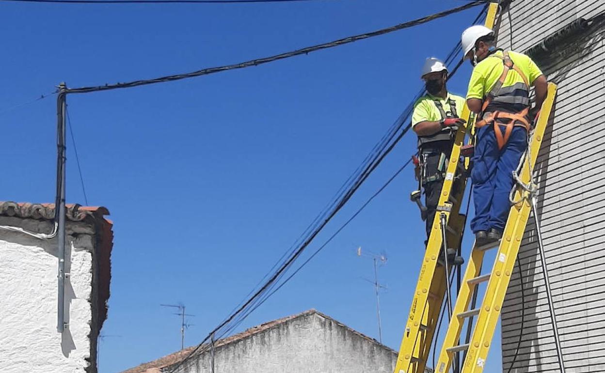 Operarios preparan una instalación para la banda ancha. 