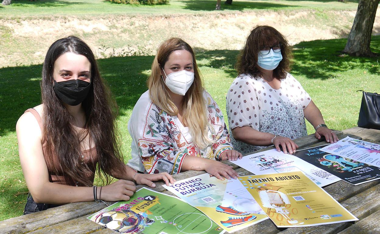 De izquierda a derecha, Alba Hernández, concejala de Juventud; Belén Acosta, coordinadora del Centro Joven; y Pilar Sánchez, jefa de Cultura. 