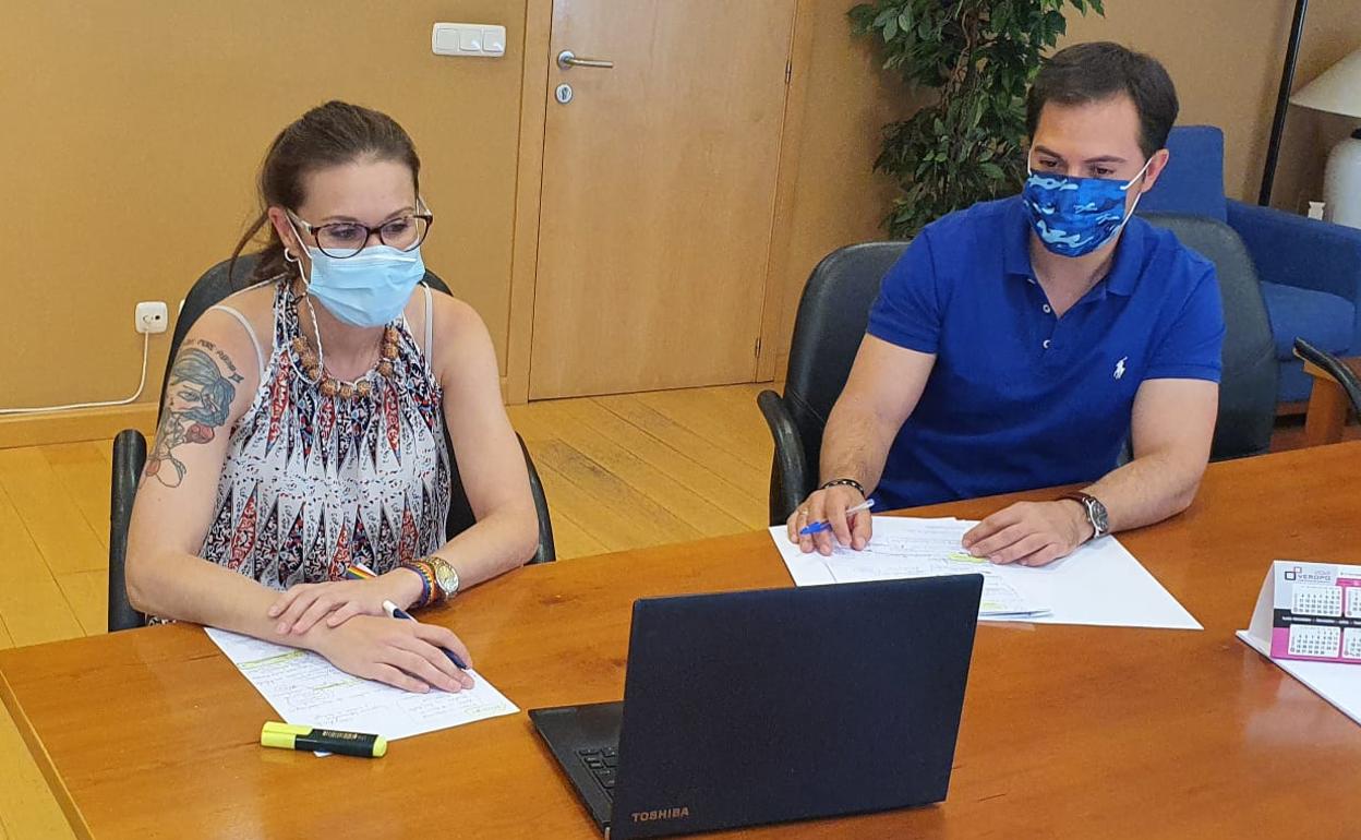 María Perrino, directora general de Deportes de la Junta, junto al coordinador Roberto Pérez. 