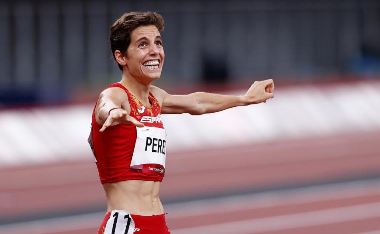 Marta Pérez celebra su pase a la final del 1.500. 