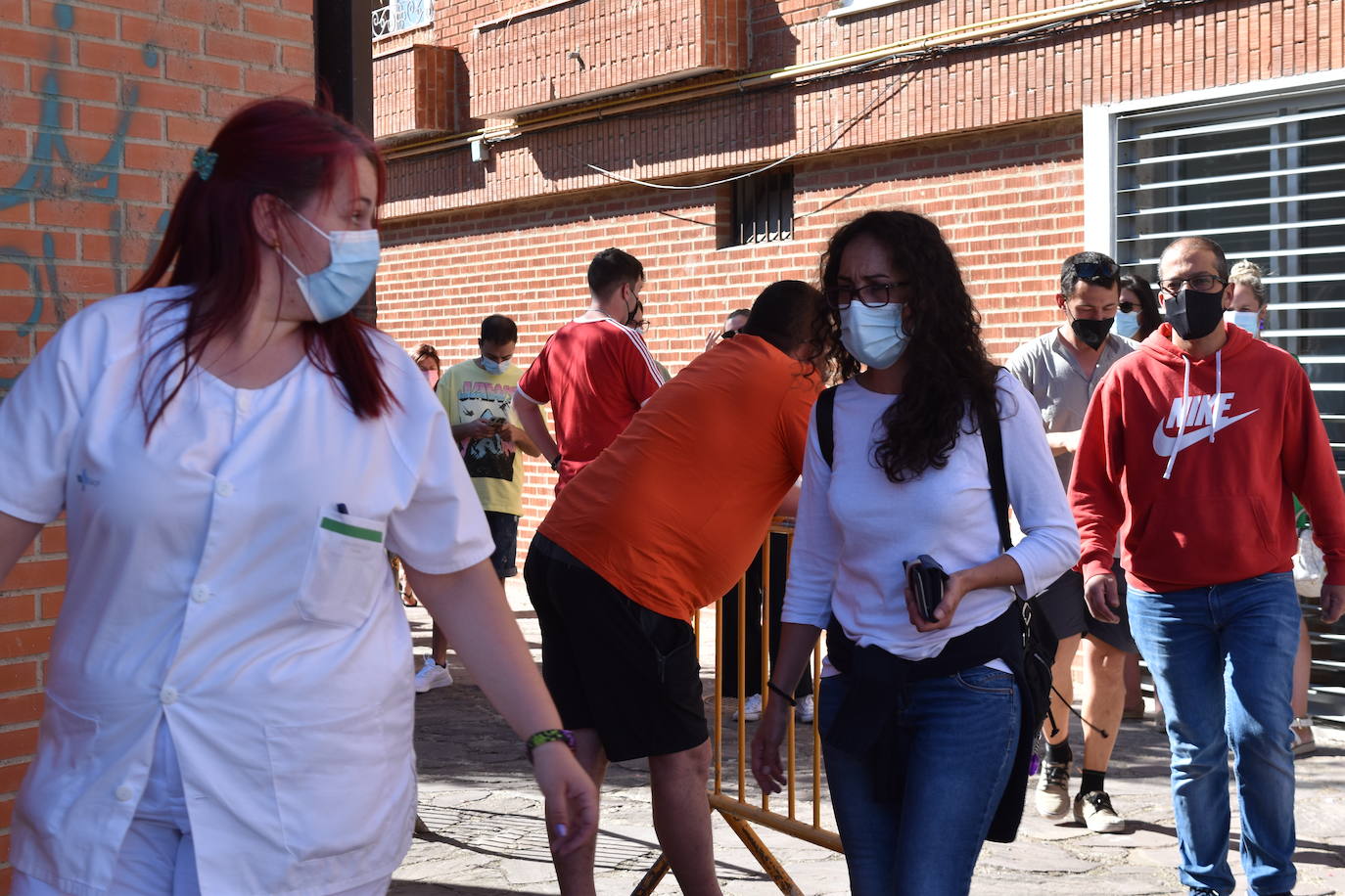 Fotos: Los menores de 30 años se vacunan en Aguilar de Campoo