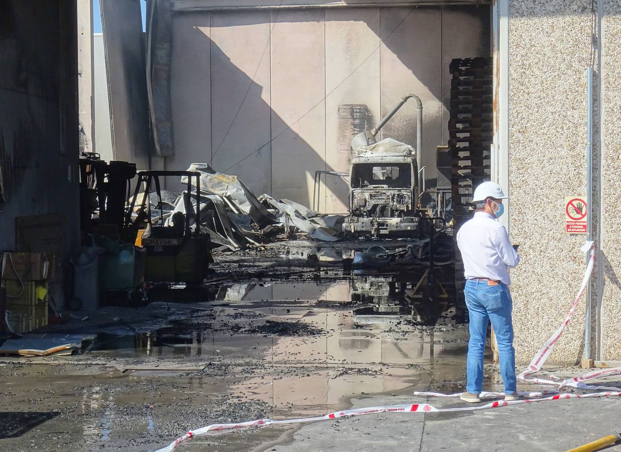 Fotos: Incendio en una empresa de palés del Polígono de San Cristóbal de Valladolid