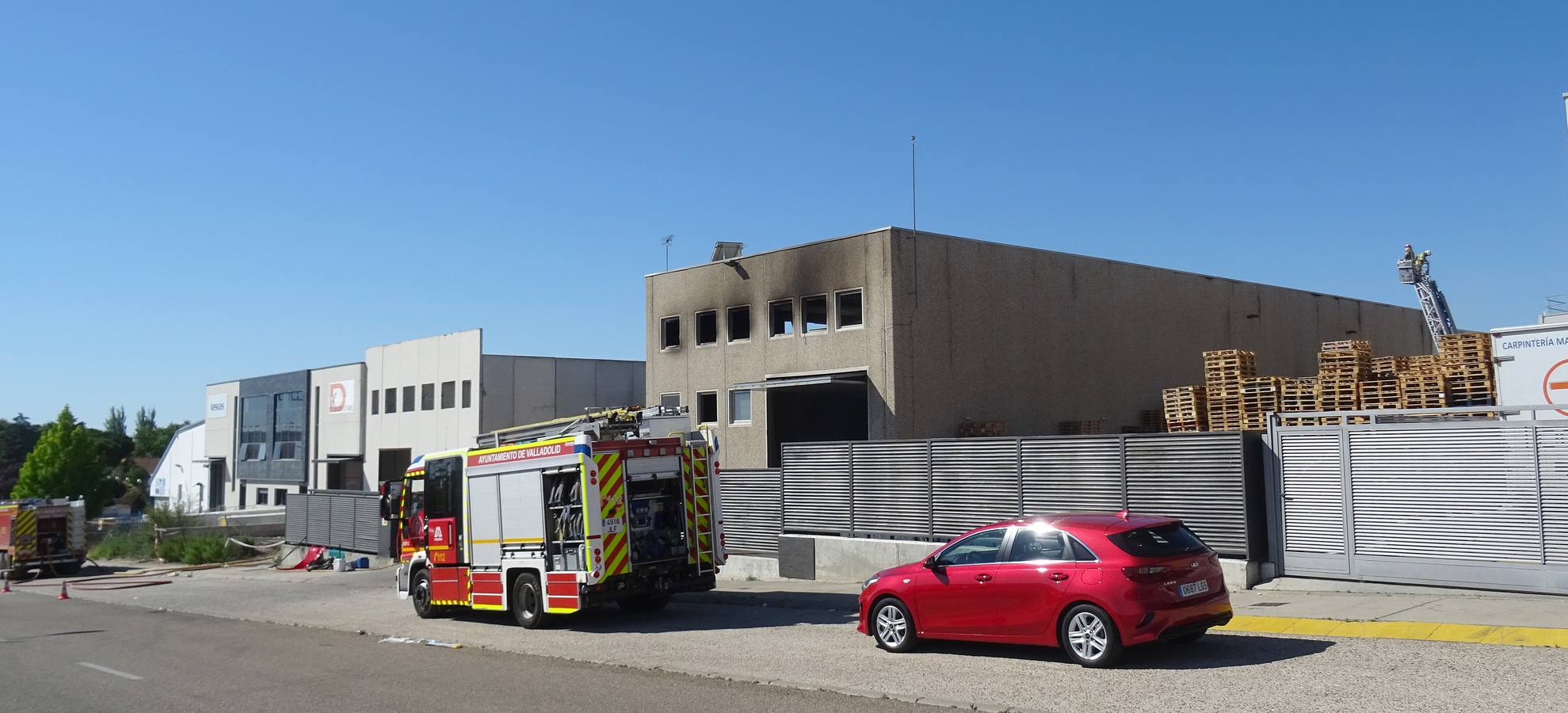 Fotos: Incendio en una empresa de palés del Polígono de San Cristóbal de Valladolid