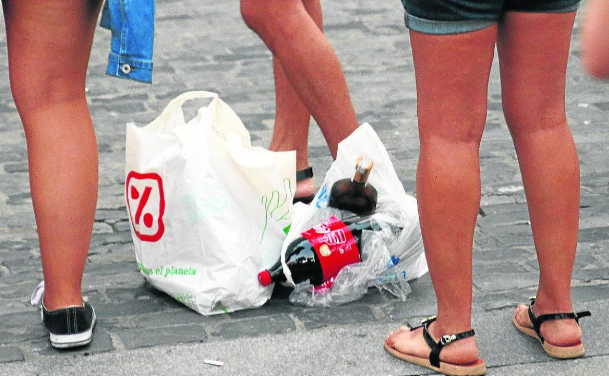 Bolsas con bebidas de unos jóvenes por la calle. 