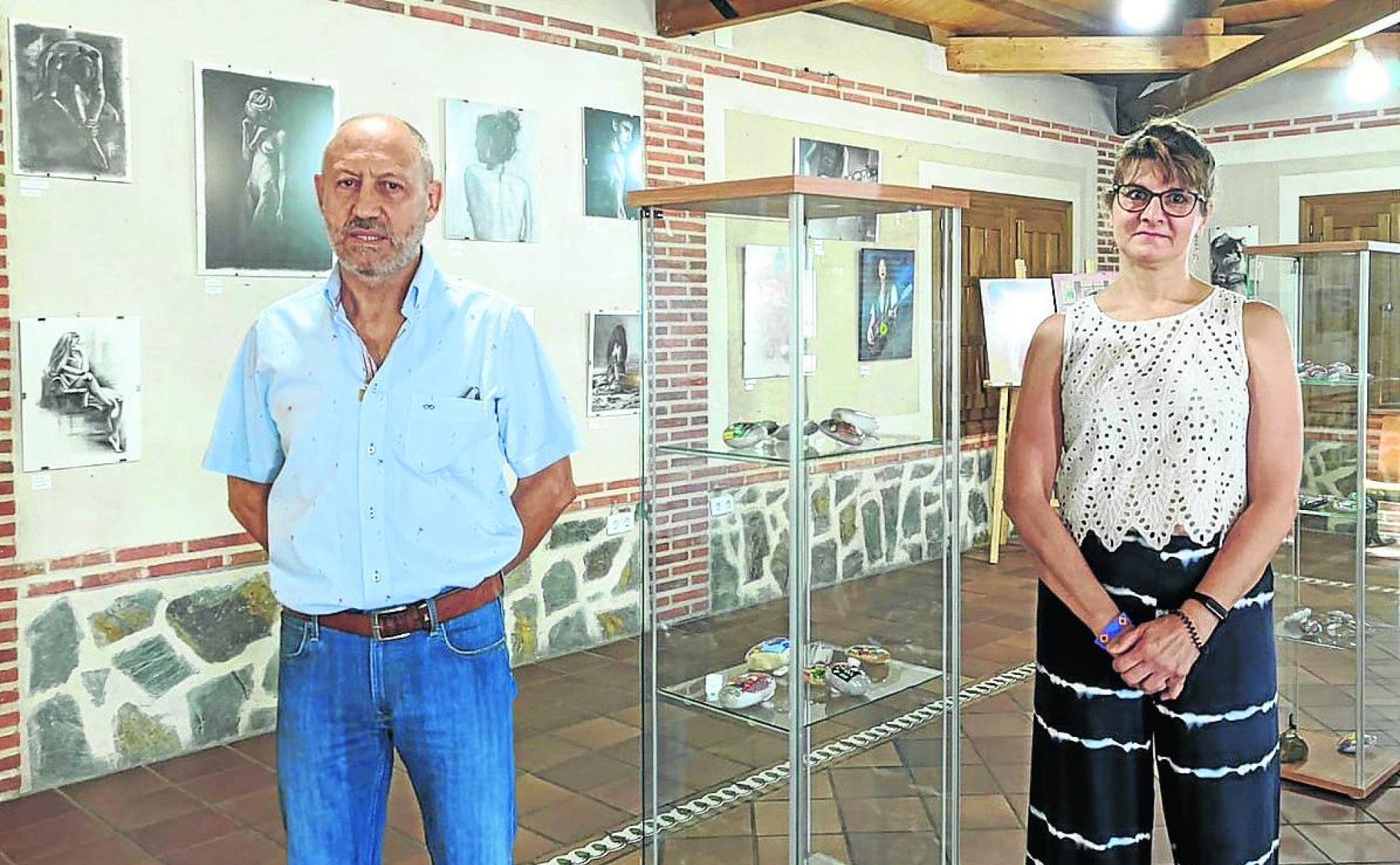 Ángel Sanz y Esmeralda Pascual, en la exposición. 
