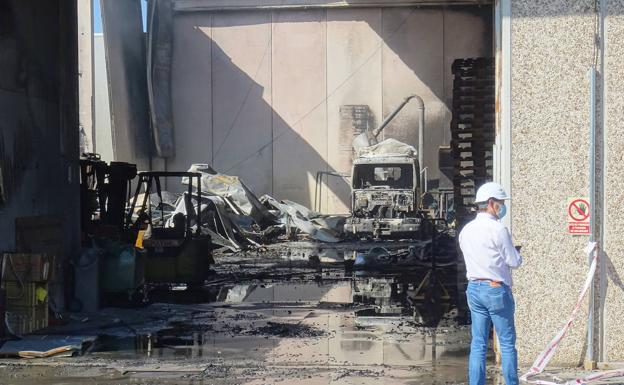 Interior de la nave incendiada en la calle Etileno.