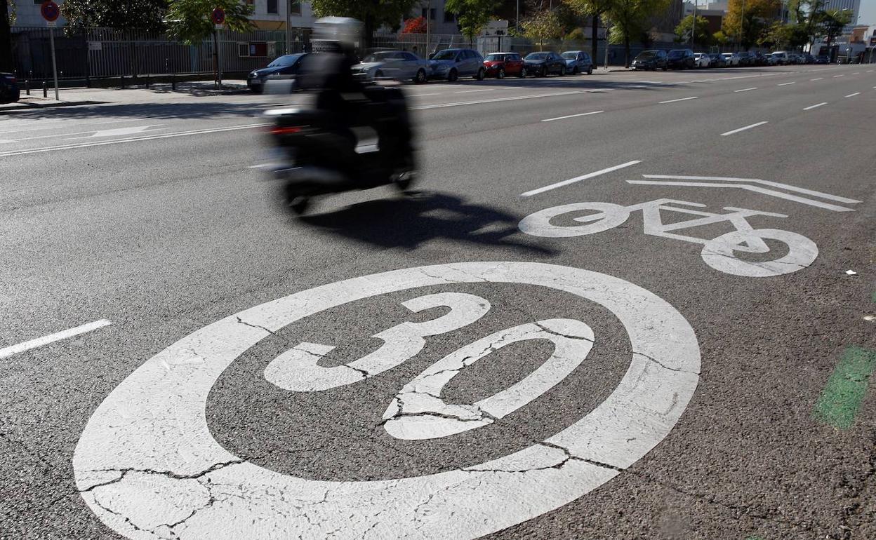 Calle con una limitación de 30 kilómetros por hora.