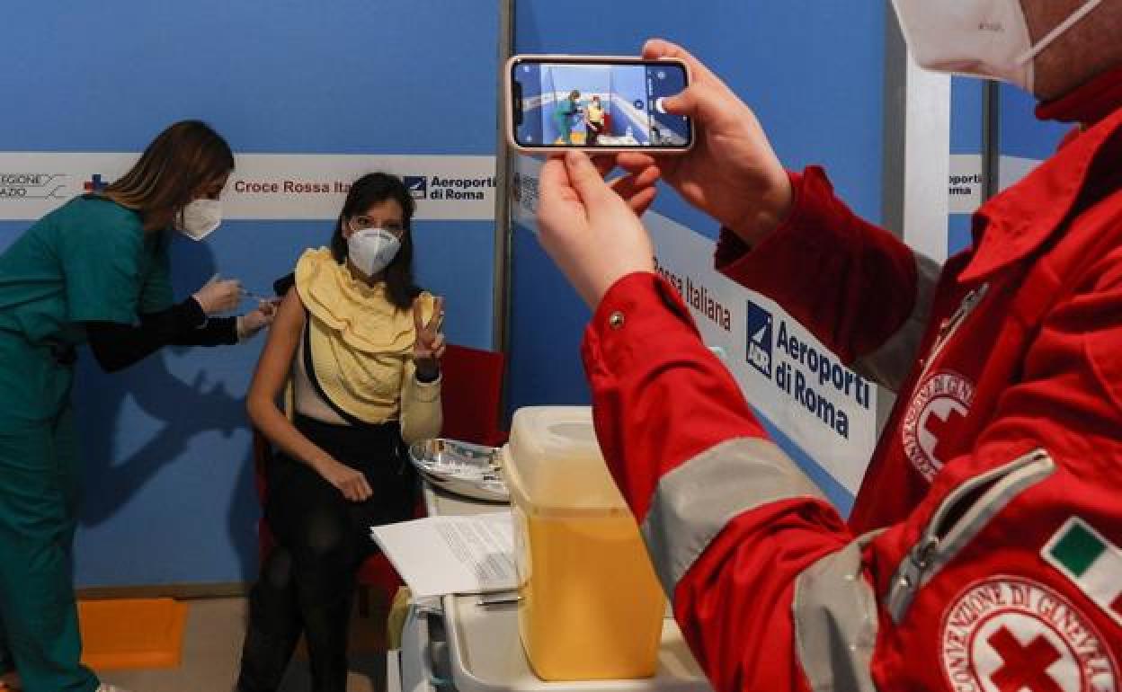 Expertos debaten la obligatoriedad de la vacuna contra el covid para sanitarios
