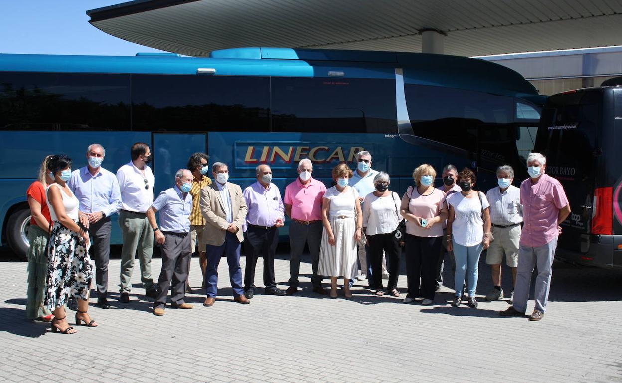 Representantes de los pueblos de la zona, con el viceconsejero, tras la presentación del bono. 