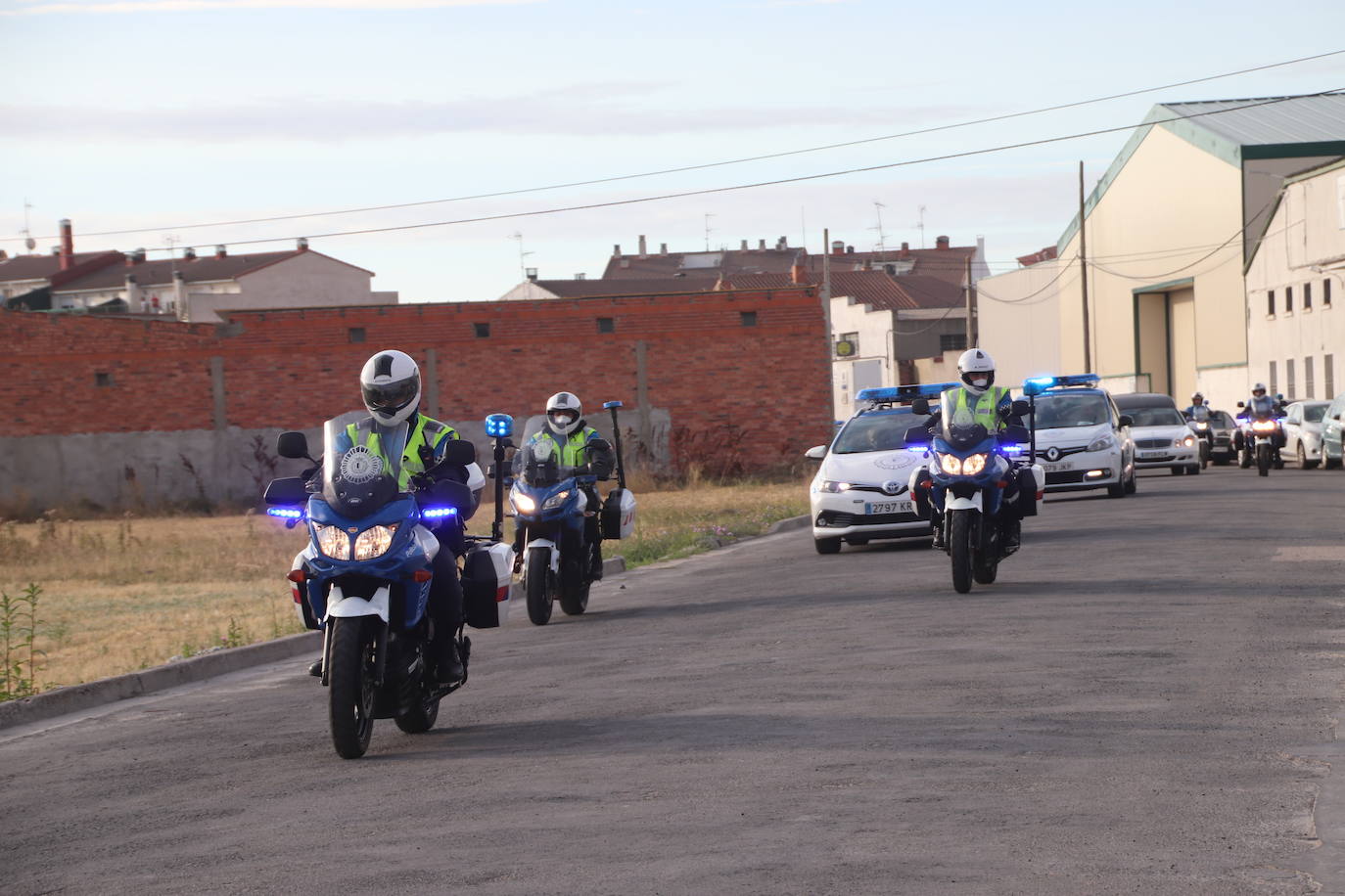 Fotos: Llegada de la comitiva con el cuerpo del policía fallecido en Valladoild al tanatorio del Cuéllar