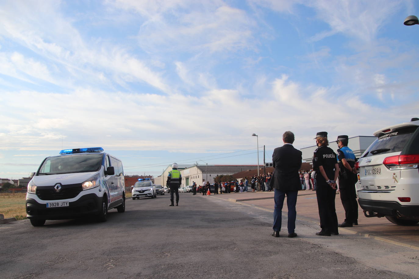 Fotos: Llegada de la comitiva con el cuerpo del policía fallecido en Valladoild al tanatorio del Cuéllar