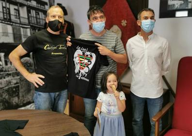 Imagen secundaria 1 - Arriba, el ganador del certamen junto al alcalde, y debajo dos de los premiados con los accesits.