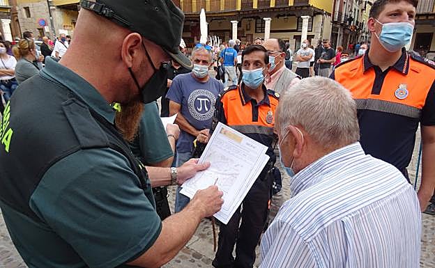 Imagen. Un agente muestra sobre un plano la zona a batir por uno de los grupos.