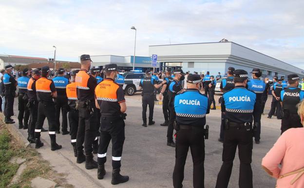 Imagen. Compañeros del agente, a la entrada del tanatorio de Cuéllar. 