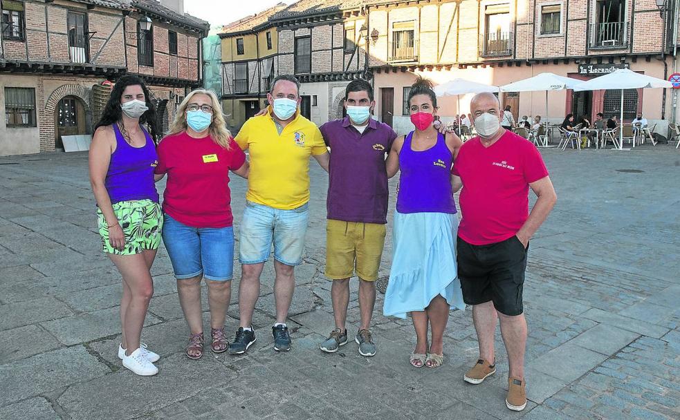 Representantes de algunas de las peñas del barrio, en la plaza de San Lorenzo. 