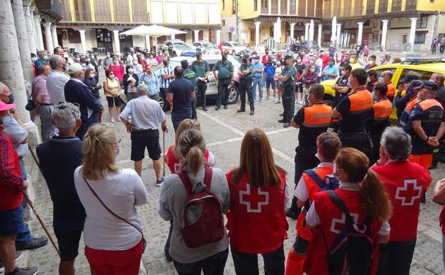 Los agentes organizan las batidas en la Plaza Mayor de Tordesillas.