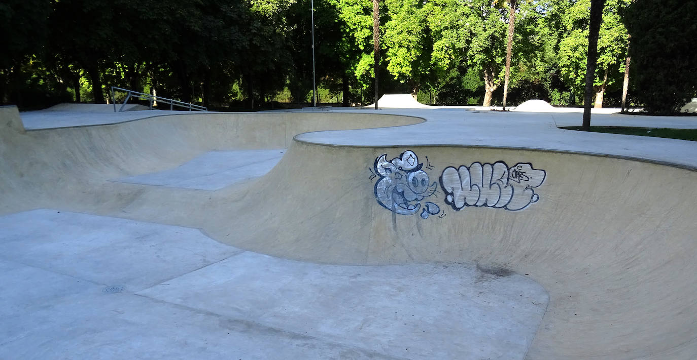 Fotos: Pintadas en el skate park de de La Rosaleda