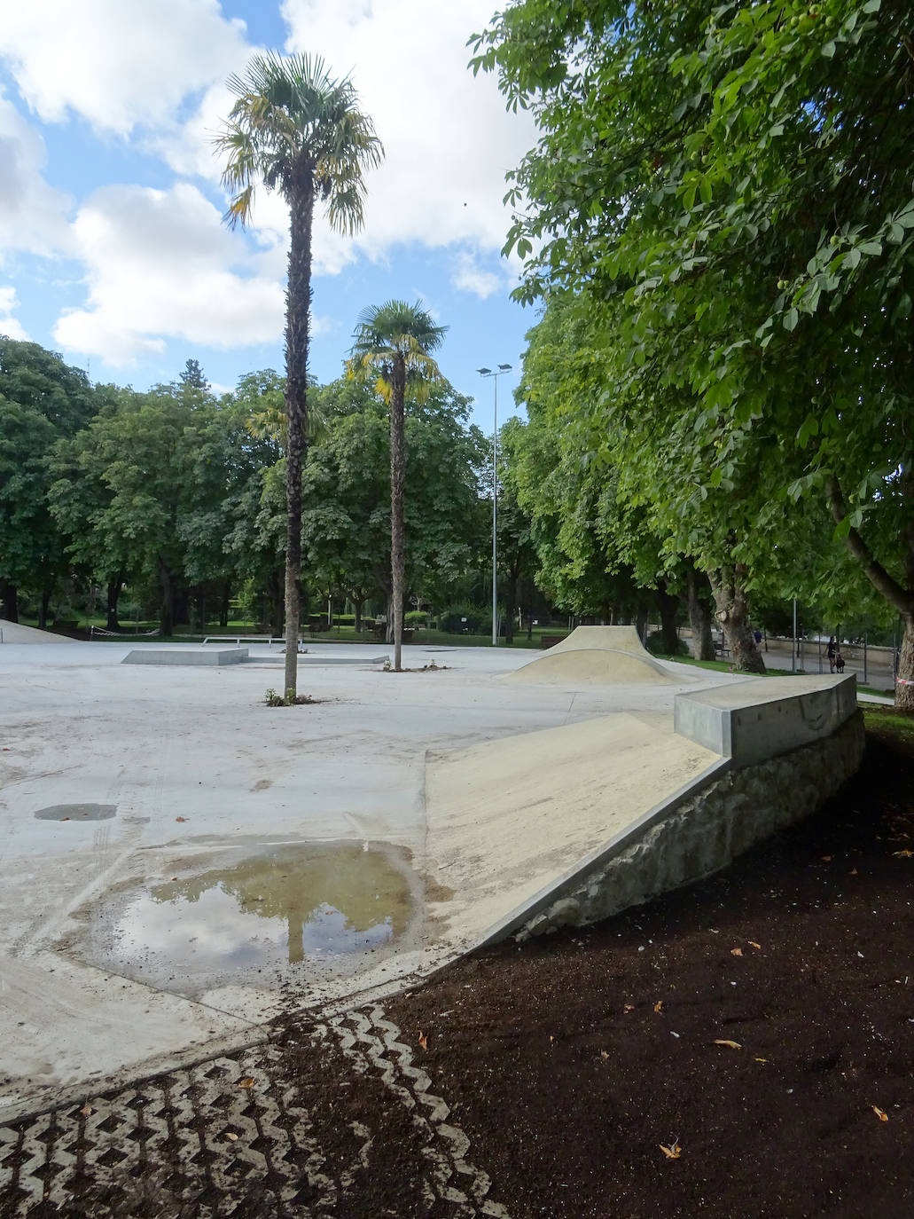 Fotos: Pintadas en el skate park de de La Rosaleda