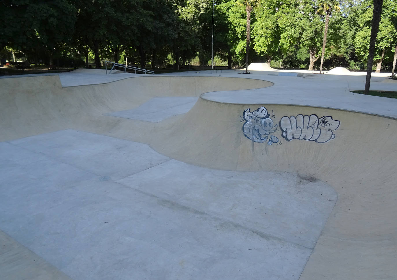 Fotos: Pintadas en el skate park de de La Rosaleda