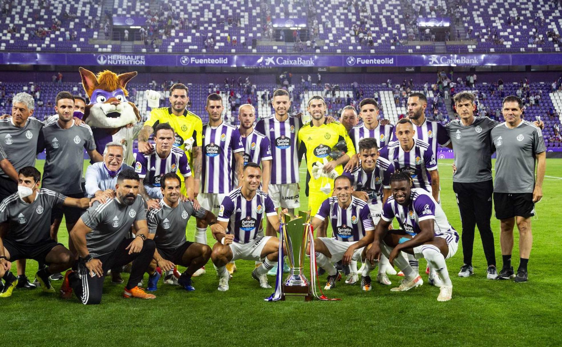 La plantilla posa a pie de césped con el Trofeo Ciudad de Valladolid conquistado tras ganar al Rayo. 