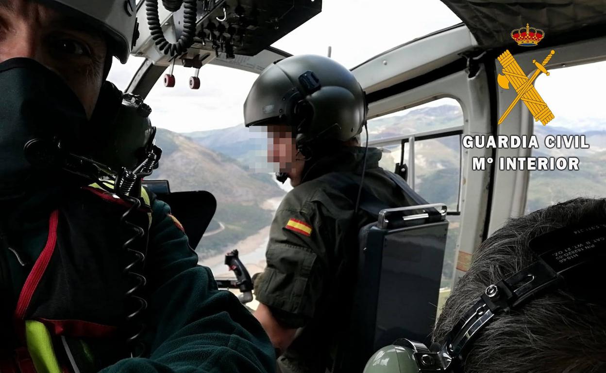 Eavacuación del lesionado en el helicóptero.