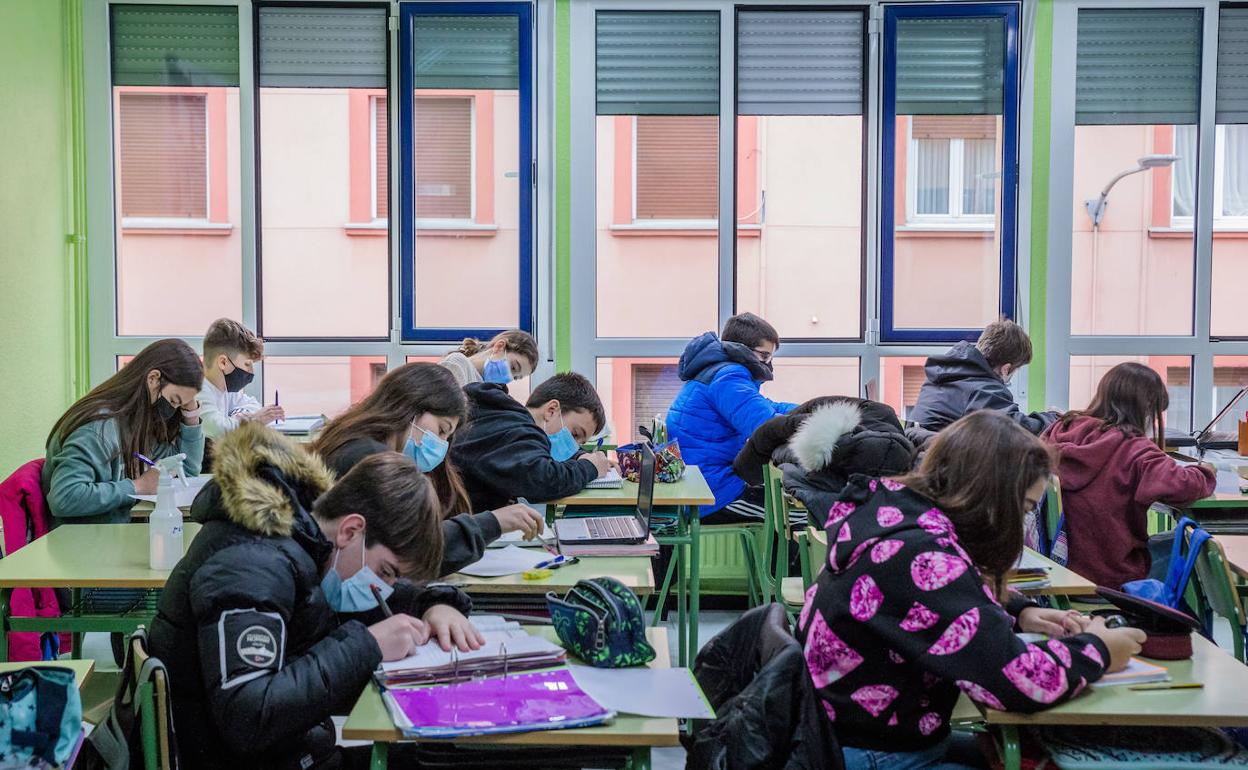 Estudiantes en un colegio de Vitoria el curso pasado.