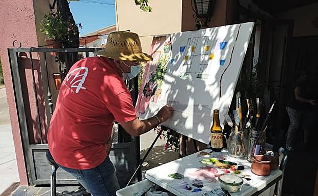 Uno de los artistas locales realizando su cuadro.