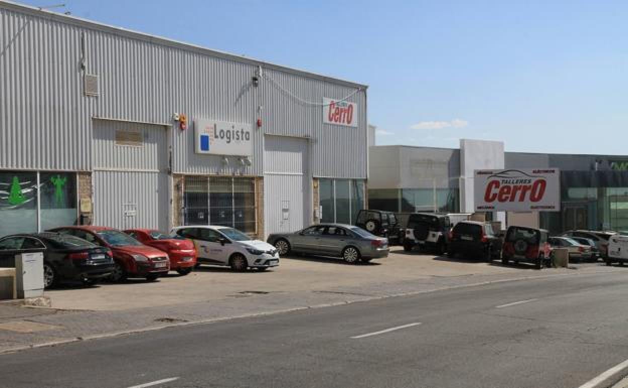 Nave en el polígono del Cerro en la que han robado cartone de tabaco. 