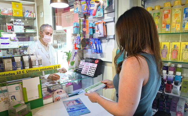 Emilio Rodríguez vende un test de autodiagnóstico de coronavirus en su farmacia de la calle Labradores de Valladolid.
