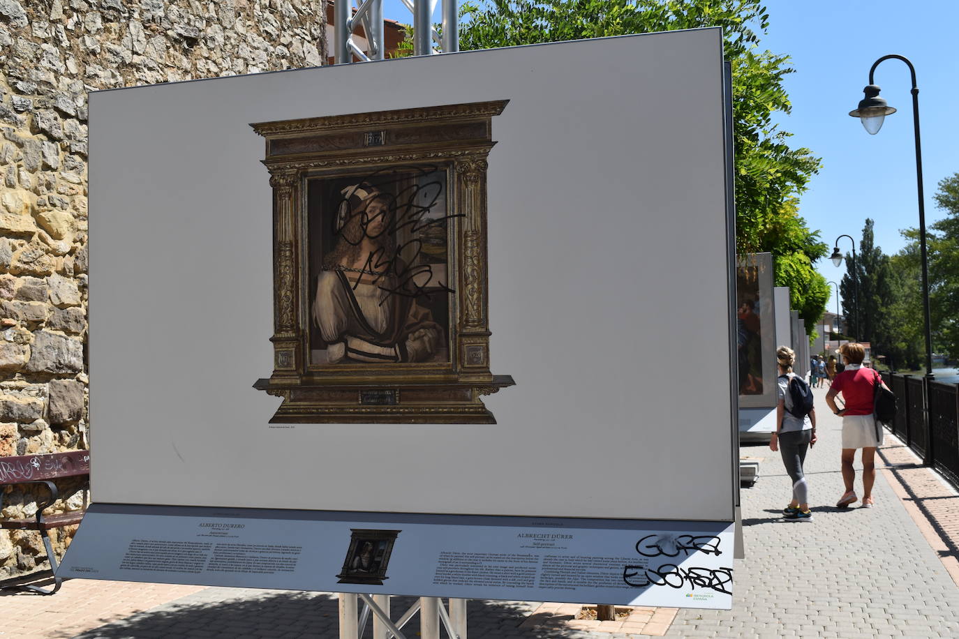 Fotos: Indignación en Aguilar por las pintadas de la exposición del Museo del Prado