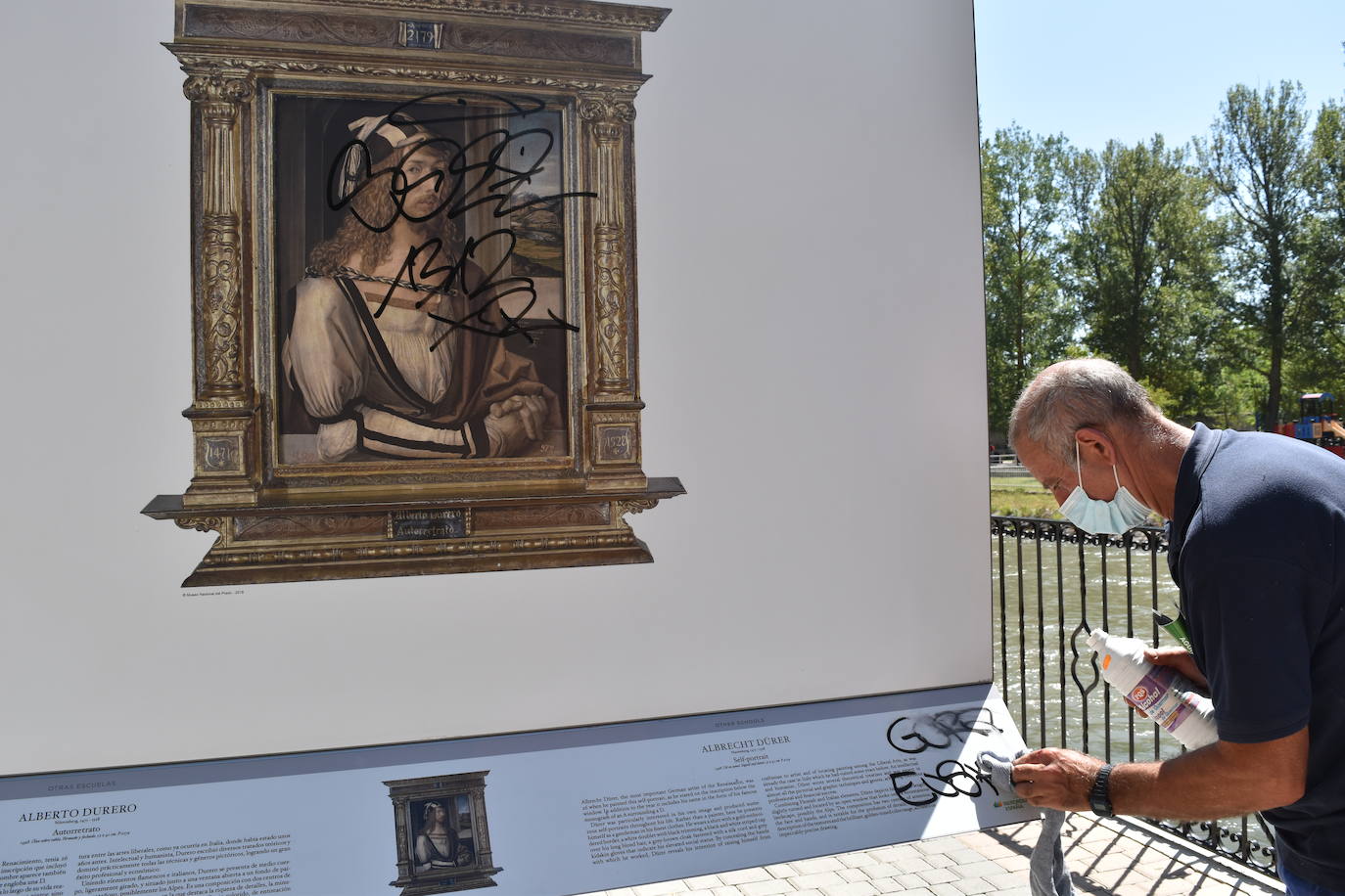 Fotos: Indignación en Aguilar por las pintadas de la exposición del Museo del Prado