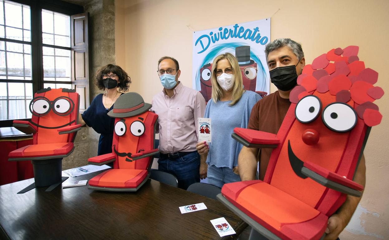 La responsable del Divierteatro, Miriam Hernández, el alcalde de Ciudad Rodrigo Marcos Iglesias, la teniente alcalde de Ciudad Rodrigo Beatriz Jorge y el director de la Feria de Teatro Manuel González.