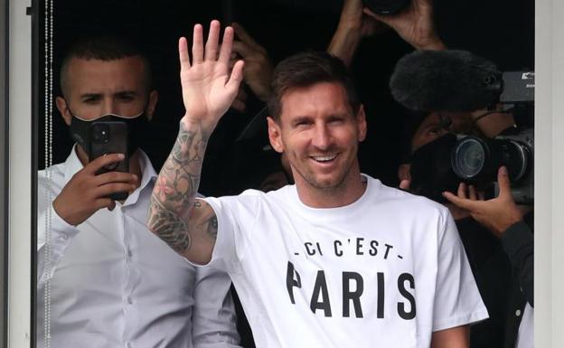 Messi saluda a la afición del PSG.